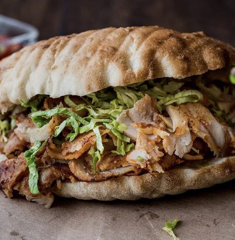Broodje döner met kip, sla en saus van dichtbij