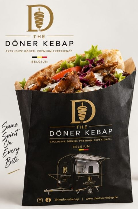 Broodje döner in een zwart zakje van The Döner Kebap